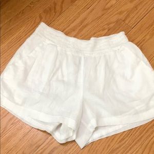 White elastic gap shorts